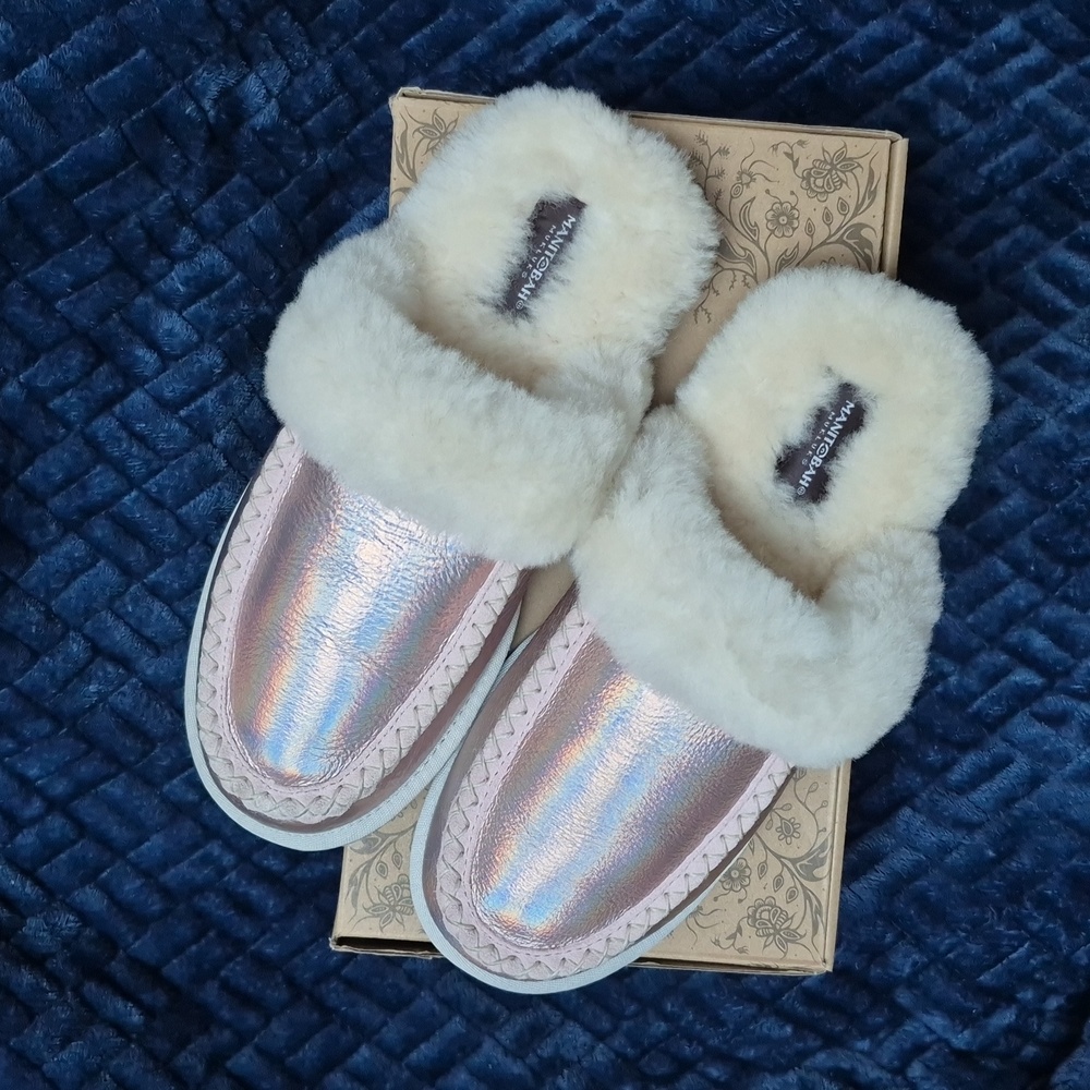 Manitobah Mukluks Pink Illusion Cabin Slide Slippers Size 8 New In Box - Picture 16 of 16